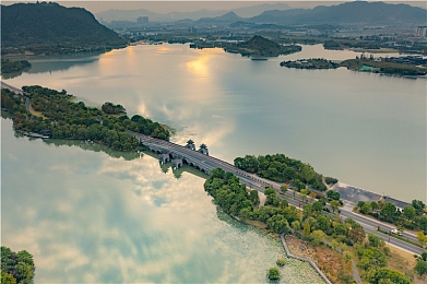 亚色一区二区：精准操控与沉浸狂飙，揭秘赛车游戏的双重魅力