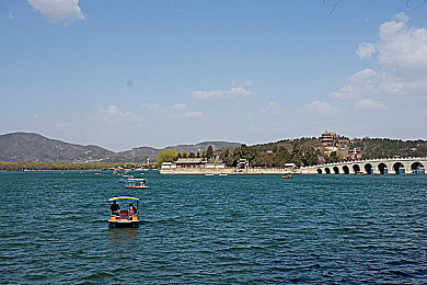 世界上最小的丁字裤美女:微观竞速新作发布,视觉艺术与物理引擎颠覆传统玩法-2