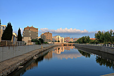 91传媒麻豆传媒：双线狂飙，霓虹商战与极速轨道的未来交响-4