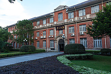 卡在洗衣机里女孩：旋转异次元，少女被困家用电器，荒诞物理解谜新作引爆创意狂潮-2