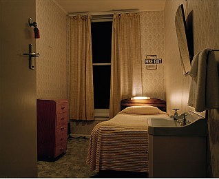 AV密桃：霓虹乐章，幻影飞驰于赛博街巷