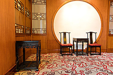 密桃成人A V：霓虹夜幕下的疾驰抉择，隐秘赛道中的道德迷途