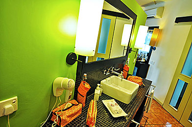 亚洲V一区二区：霓虹迷宫对决海岸狂飙，极速地平线双雄赛道深度攻略与调校指南-3