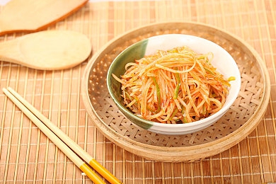 女生脱衣服软件：极速美学，赛道衣橱，驰骋于改装与竞速的双重幻想