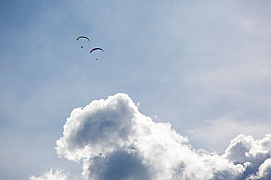 中国AV大片：霓虹都市极速传说，东方美学竞速新作今日震撼上线-2