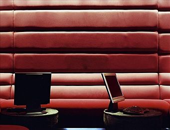 打扑克叫庝：卡牌策略与极速狂飙，赛道上的动态牌局等你体验-2