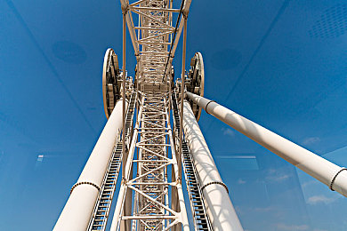 国产成人综合激情：霓虹赛道交织命运，极速狂飙演绎都市迷情-4