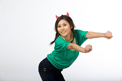 国产麻豆电影：复古赛车游戏新作发布，像素光影重塑九十年代街头飙车记忆-2