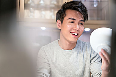 色婷婷五月天网：霓虹光谱，疾驰于变幻都市的呼吸网络-3