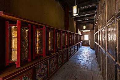 胡桃玩旅行者的胡萝卜:竞速新游今日发布,原神角色驾驶元素赛车展开奇幻冒险-3