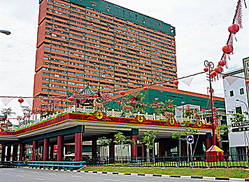 国产AVII：霓虹江城狂飙，定制座驾探索赛博中国-4