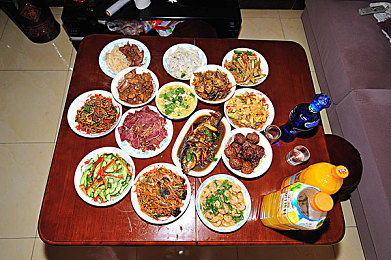 看美女脱光衣服的软件：霓虹赛道今日上线深度改装系统，机械美学引爆玩家创意狂潮-3