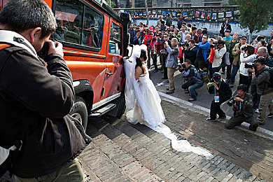 密桃AⅤ：霓虹城赛车手破解谜案，双线追逐揭开隐藏结局