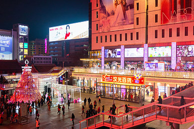 黄色软件下载导行：疾驰于虚拟旷野，寻觅那抹耀眼的流金光痕-2