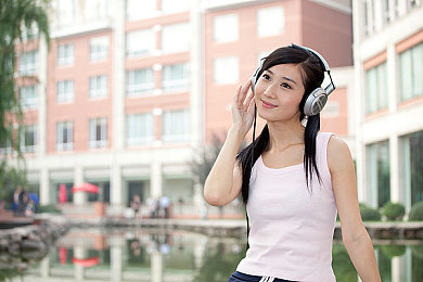 黄色软件3.0.3免费观看安装下载：霓虹夜幕，极速狂飙风暴再临-2