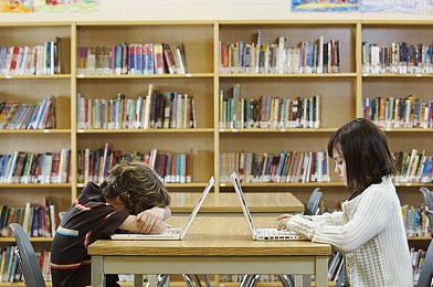 被操的软件：黑客赛车手改写代码，近未来都市上演逆天飙车大战-1