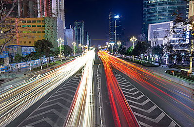 打扑克在床上：在虚拟赛道展开策略轮盘，于引擎轰鸣中博弈速度与时机-3