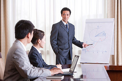 两个人在床上打扑克做运动接吻又痛又叫：体感卡牌新玩法，情侣默契大考验，笑声与策略交织的亲密对决-2