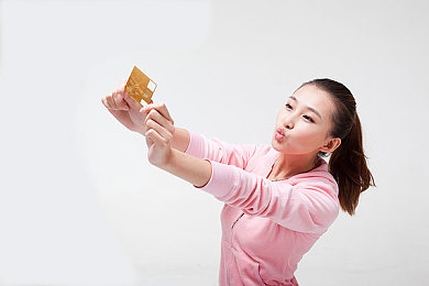 美女不穿衣服站在我面前APP:极速幻境霓虹车手,AR竞速与虚拟伴侣的沉浸之旅-5