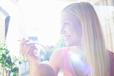 女超人麦乐迪叫什么名字:霓虹魅影中的极速真名,街头传说与机械师的双面人生-2