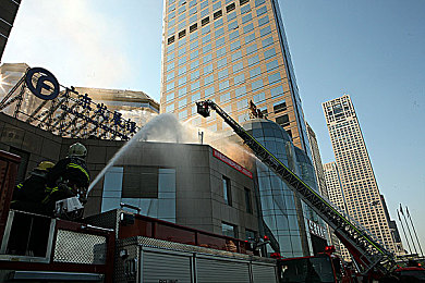 第一次调教娇妻玩3p：竞速搭档关系策略，三角团队共闯赛道风云-2