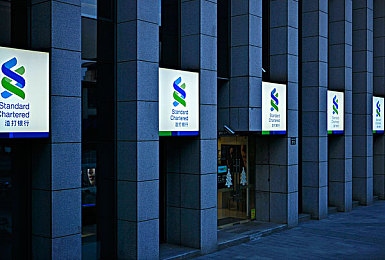 躺着床上打扑克牌:策略卡牌驱动极速狂飙,全新竞速体验颠覆传统驾驶-2