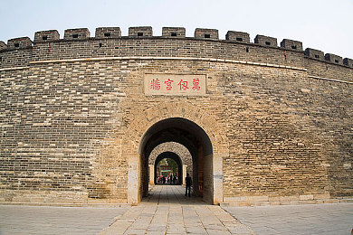 国产偷情av：隐匿追逐，赛博朋克都市中的情报车手生死竞速-2