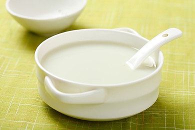 美女露奶头app:霓虹幻境,虚实交错的未来都市竞速之旅-5