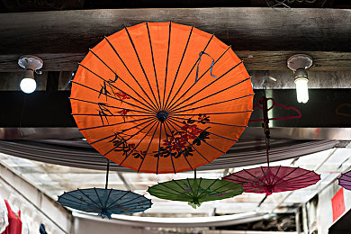 两个人在床上打扑克做运动接吻又痛又叫：体感卡牌新玩法，情侣默契大考验，笑声与策略交织的亲密对决-3