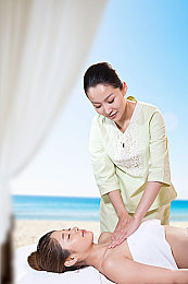 美女全裸APP：数据透明时代降临，未来赛车游戏引入全息AI助手革新竞速策略