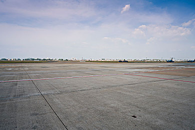 打扑克又痛又：极速赌局，心跳狂飙，双线生死博弈之旅