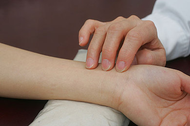 国产剧情麻豆：霓虹轨迹，车轮转动的情感史诗与多线命运-4