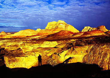 国产成年人片：中国都市竞速新作上线，体验本土速度与夜景交织的激情-2