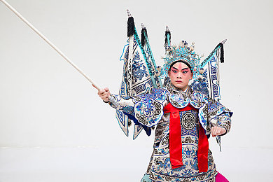 光身美女视频软件：霓虹车神革新竞速，动态光影涂装定义赛道美学-3