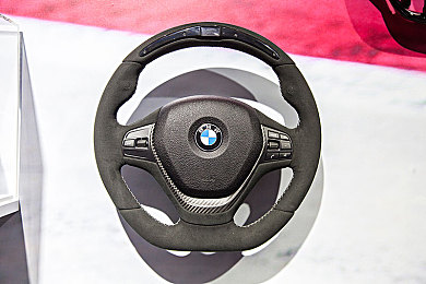 男生女生一起修修修轮滑鞋免费下载大全：轮滑工坊协奏曲，齿轮间的默契挑战