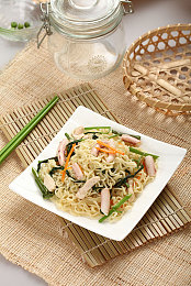 国产伦乱视频：龙港风云，街头极速，霓虹夜色下的轮胎交响诗-3