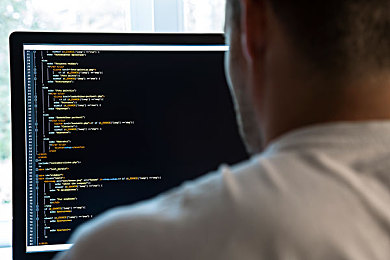 网站涉黄软件：竞速游戏化身数据战场，深夜净化任务暗藏网络警示-5