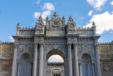 男生和女生打扑克不盖被子：明暗交锋，心智牌局中的无蔽对决-4