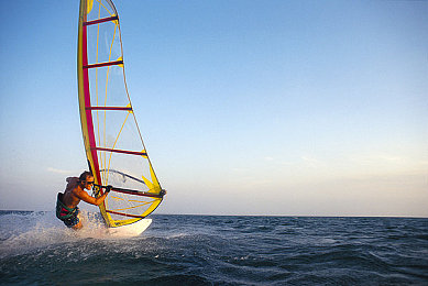 2023黄色APP:虚幻引擎5打造,八大都市夜景竞速新作深度评测-4