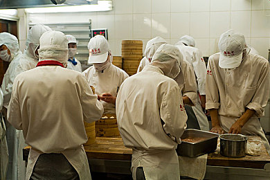 新金艳花瓶1996版原唱是谁：经典赛车游戏隐藏旋律揭秘，作曲家未命名曲目引发玩家多年追寻-3