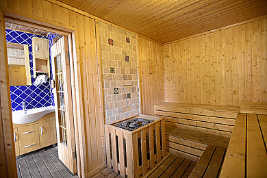 黄色app下载3.03：霓虹都市飙车党福音，神秘黑市任务解锁稀有荧光涂装-2