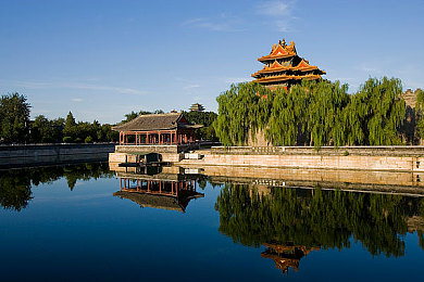 国产偷情av：隐匿追逐，赛博朋克都市中的情报车手生死竞速-3