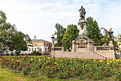 国产色乱：霓虹光谱，疾驰于未来国风的赛道博弈