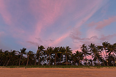 男生和女生在床上打扑克差差差：赛道王牌，卡牌驱动竞速的智谋交锋-1