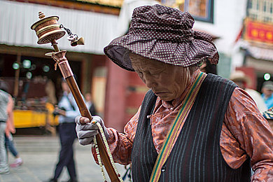 天天色影:霓虹竞速引爆视觉革命,色彩能量重塑街头狂飙-2