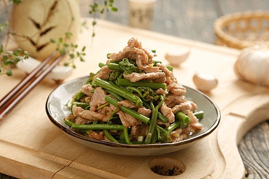 床上拔 萝卜：2023农场模拟新体验，驾驶收割机感受沉浸式农业乐趣-4