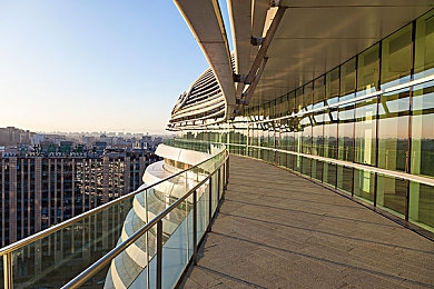 中国女人毛茸茸黑茸茸:东方魅影疾驰赛道,玄绒车手柔刚哲学颠覆竞速体验-3