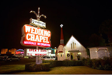 人人干人人干：霓虹城暗夜，无规则竞速的永恒狩猎场