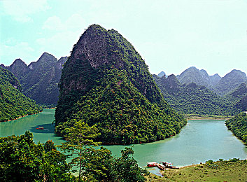 黄软件3.0.3:赛博飙车新作动态难度升级,车载AI与隐匿改装成生存关键-5