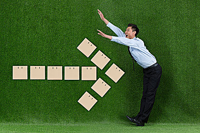 卡在洗衣机里的女孩：引擎轰鸣，猫咪与旧铁皮的荒诞救援诗